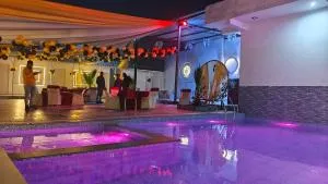 The White House Farms - Mūnak