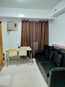 17th Floor Tower B Studio Haven with Netflix, AC and Free Wifi