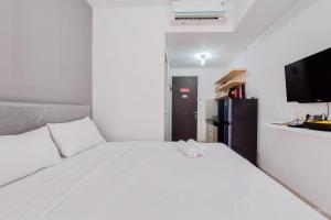 Enjoy Living and Warm Studio at Serpong Garden Apartment By Travelio