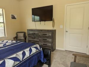 Home away from Home for the Holidays - Book 2 Get 1 Free! Sleeps 7 Immediate Availability! Beautiful Gated Community