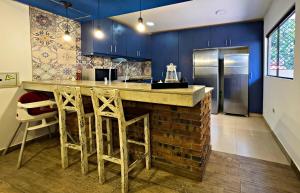 Casa estilo americano cerca del Shopping Mariscal con 2 garajes y WiFi