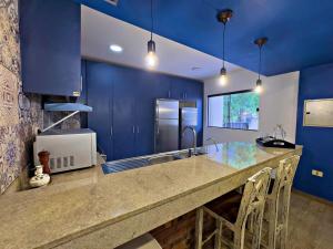 Casa estilo americano cerca del Shopping Mariscal con 2 garajes y WiFi