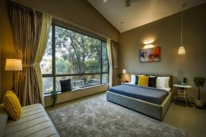 SaffronStays Six Degrees - 6BR pool villa with high-ceiling interiors, lawns, swings & pool table near Awas Beach