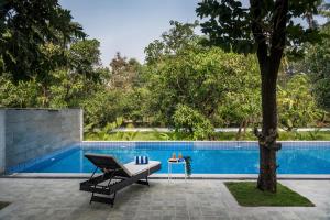 SaffronStays Six Degrees - 6BR pool villa with high-ceiling interiors, lawns, swings & pool table near Awas Beach