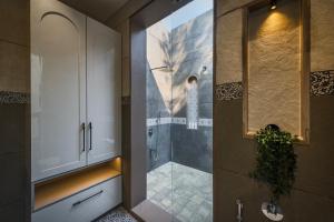 SaffronStays Six Degrees - 6BR pool villa with high-ceiling interiors, lawns, swings & pool table near Awas Beach