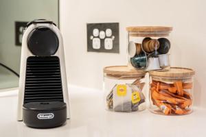 Unparalleled City Convenience 2BR apt Free Parking #EQ07