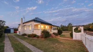 Creekview Cottage - 70 Lock Street - Stanthorpe