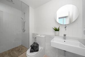 Central 2BR Near Queen Victoria Market