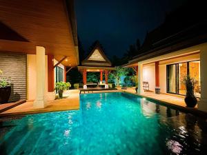 Champagne Villa Luxurious Tropical Pool Villa