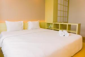 Comfortable and Modern Look 1BR at CitraLake Suites Apartment By Travelio