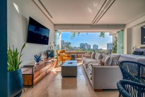 Ocean View Luxury condo - walk to the beach, clubs and restaurants