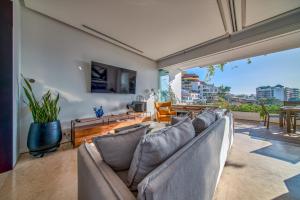 Ocean View Luxury condo - walk to the beach, clubs and restaurants