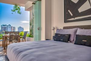 Ocean View Luxury condo - walk to the beach, clubs and restaurants