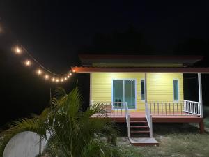 The Monday ที่พักราคาถูก ใกล้หาดแหลมแม่พิมพ์