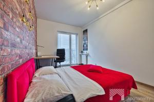 Apartment Industrial Red by LookAp - parking, klimatyzacja