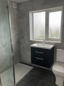 3 Bedroom home, with 4 beds, parking, walk to station & town centre families and business visitors welcome