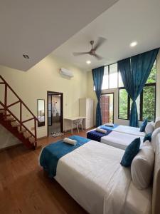 Forest Lodge, Radiant Janda Baik