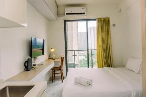 Well Furnished and Comfy Studio Sky House BSD Apartment By Travelio