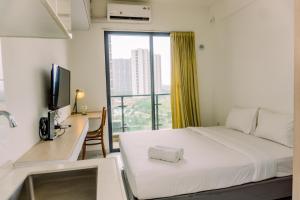 Well Furnished and Comfy Studio Sky House BSD Apartment By Travelio
