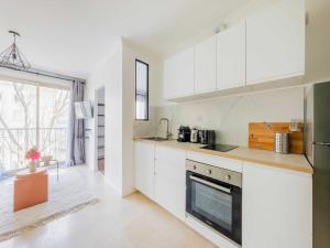 Chic Parisian 1-Bedroom Apartment in Vibrant 10th Arr - Mobility Lease - 4-Sterne-Hotels in Paris