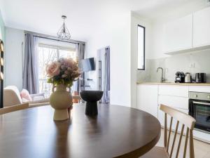Chic Parisian 1-Bedroom Apartment in Vibrant 10th Arr - Mobility Lease