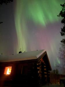 Keloparitalon loma-asunto Ylläs-näkymällä ja paljulla