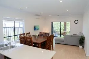 Modern & spacious family home - Пойнт-Кук