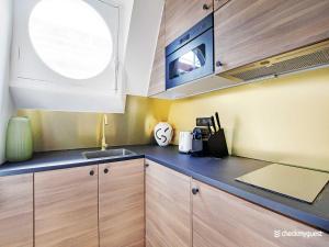 Air-conditioned studio near Arc Triomphe