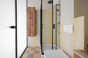 Plac Dąbrowskiego Deluxe Studios by BookingHost