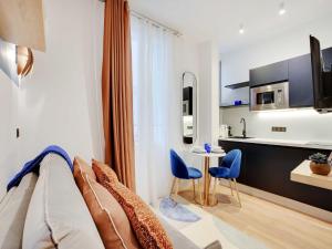 Cozy Parisian 2P Studio in the Prestigious 8th