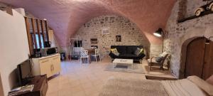 joli studio dans cuvage dune maison vigneronne