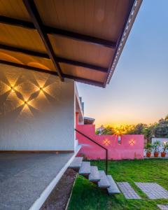 SaffronStays Blue Jasmine - twin 2BR pet-friendly villas with plunge pool, gardens & birdwatching near Sula Vineyard