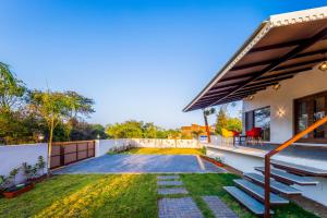 SaffronStays Blue Jasmine - twin 2BR pet-friendly villas with plunge pool, gardens & birdwatching near Sula Vineyard