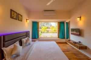 SaffronStays Blue Jasmine - twin 2BR pet-friendly villas with plunge pool, gardens & birdwatching near Sula Vineyard