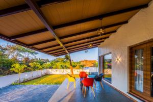 SaffronStays Blue Jasmine - twin 2BR pet-friendly villas with plunge pool, gardens & birdwatching near Sula Vineyard