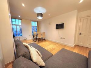 Comfortable 2BR Flat - 1 Min to Tube, Sleeps 6