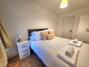 Comfortable 2BR Flat - 1 Min to Tube, Sleeps 6