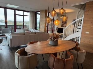 Penthouse with Private Rooftop Jacuzzi, Sauna and panorama lake view