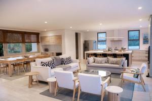 Lookout View - Luxury Villa Steps to Beach