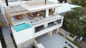 Lookout View - Luxury Villa Steps to Beach