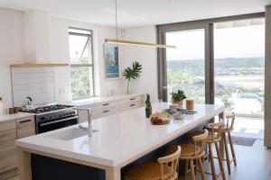 Lookout View - Luxury Villa Steps to Beach