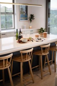 Lookout View - Luxury Villa Steps to Beach