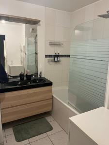 Appartements 2 Bedrooms, near Paris, family friendly, metro RER : photos des chambres