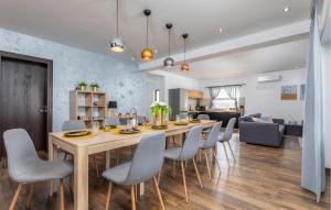 5 Bedroom Beautiful Home In Stinjan 