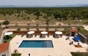 5 Bedroom Amazing Home In Bogatic