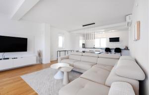 Lovely Apartment In Brodarica