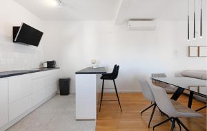 Lovely Apartment In Brodarica