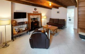 Maisons de vacances 2 Bedroom Cozy Home In Plumieux : photos des chambres