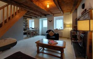Maisons de vacances 2 Bedroom Cozy Home In Plumieux : photos des chambres