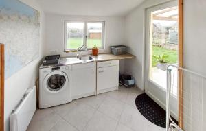 Maisons de vacances 2 Bedroom Cozy Home In Plumieux : photos des chambres